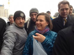 Nuland and Pyatt distributing 'freedom cookies' to protestors in Kiev