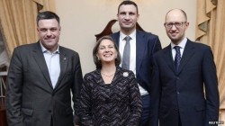 US Asst. Sec. of State Nuland carrying on the US govt.'s time-honored tradition of aligning itself with fundamentalist nutjobs (Nazi leader Oleh Tyahnybok on the left, pusillanimous puppet Yatz on the right)